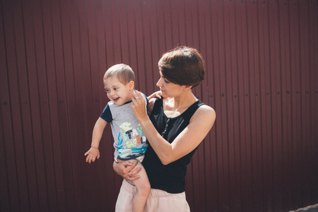 Фотография медиапроекта «Про фудшеринг»: молодая мама держит на руках маленького ребенка
